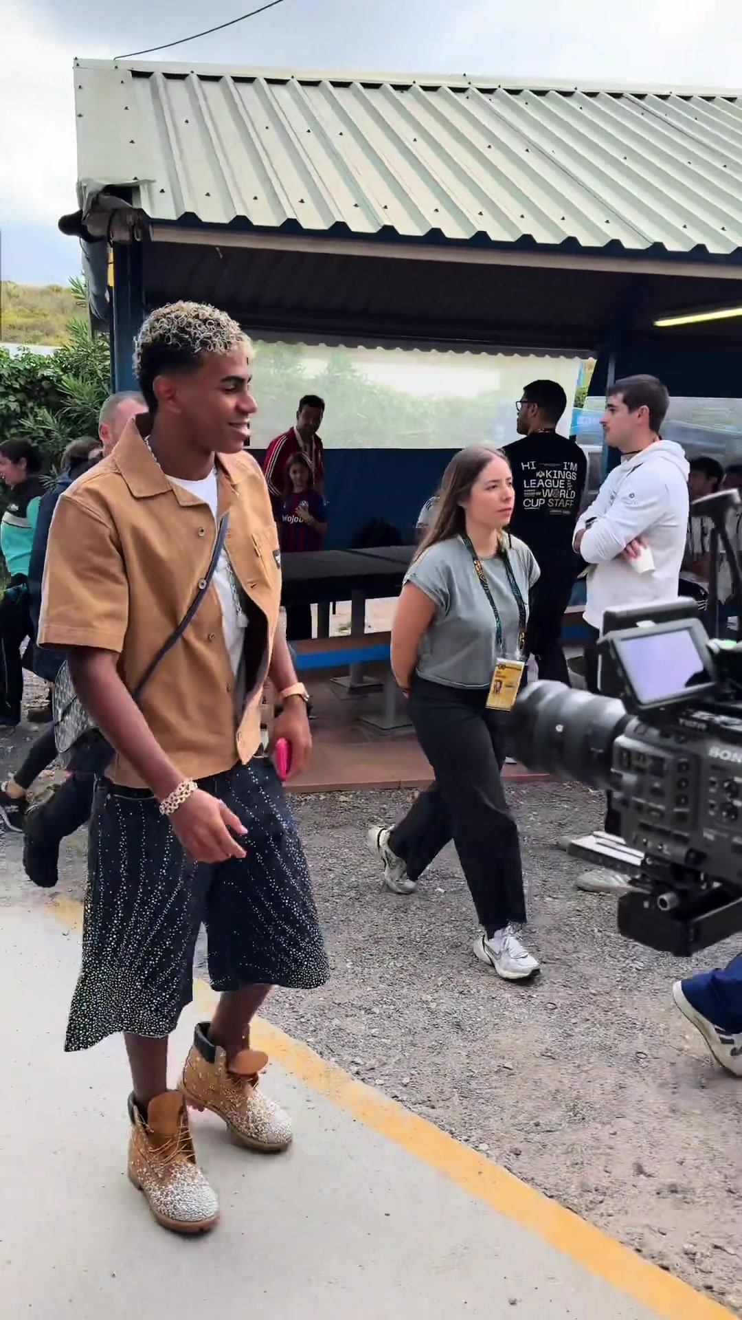 亚马尔带着女友现身国王联赛刚才有人说他女朋友像带假发的福登